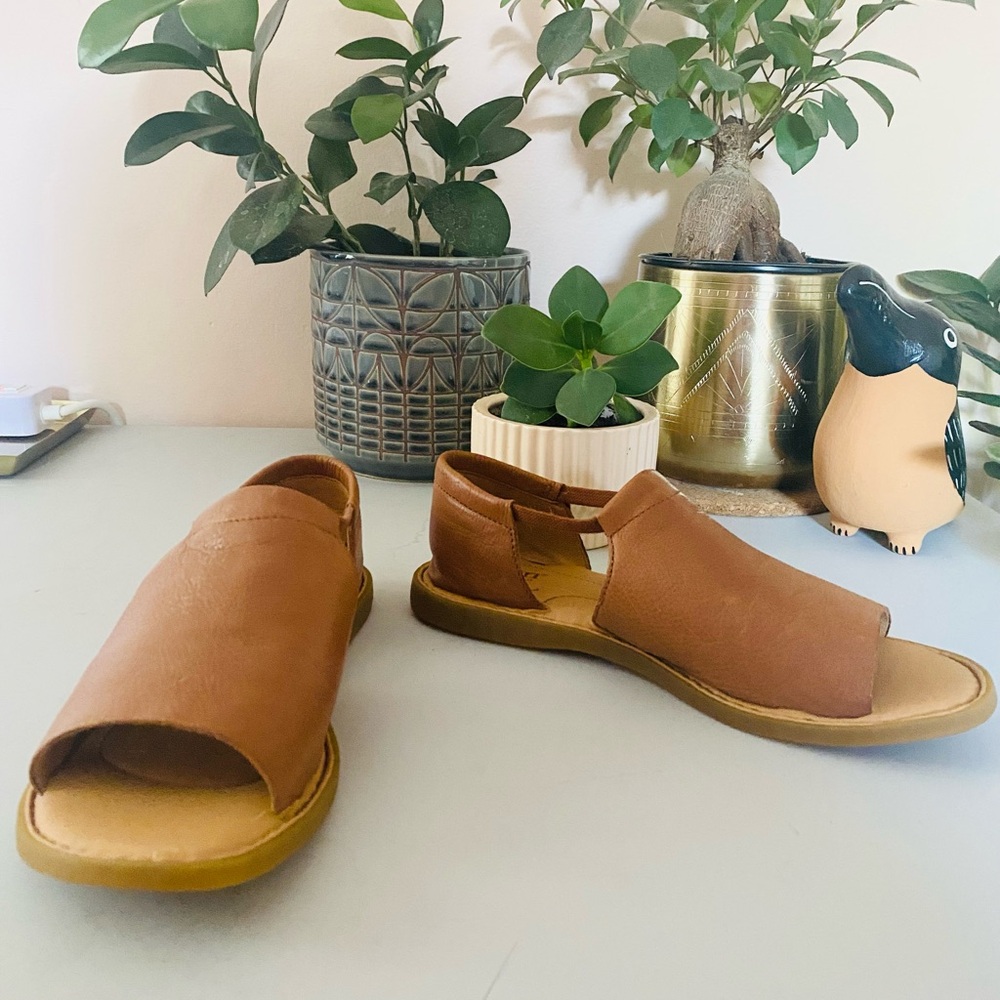 Born Cove Modern Open-Toe Flats